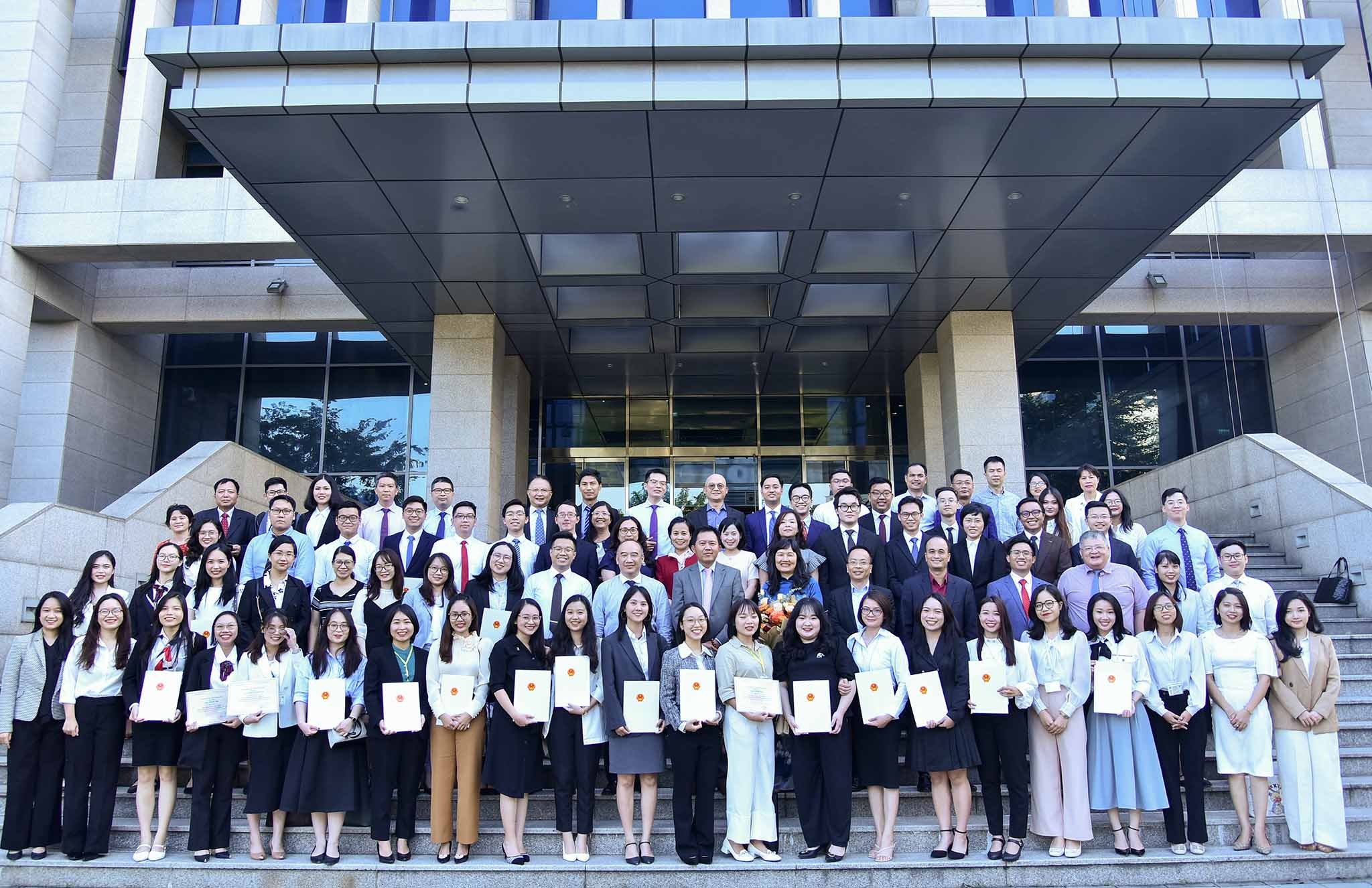 Bế giảng lớp tiền công vụ 2022 và trao quyết định phân công công tác cho cán bộ mới tuyển dụng Bế giảng lớp tiền công vụ 2022 và trao quyết định phân công công tác cho cán bộ mới tuyển dụng