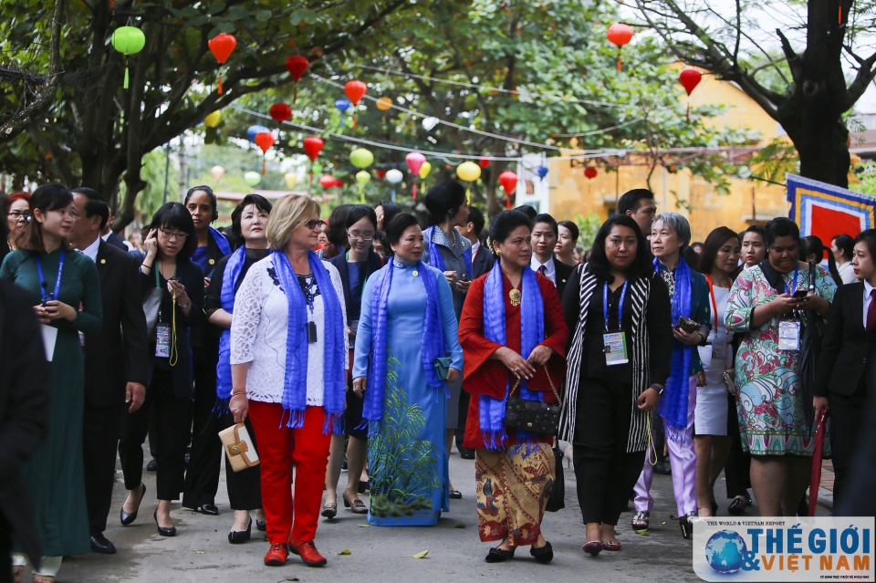 phu nhan cac lanh dao cap cao apec tham quan hoi an