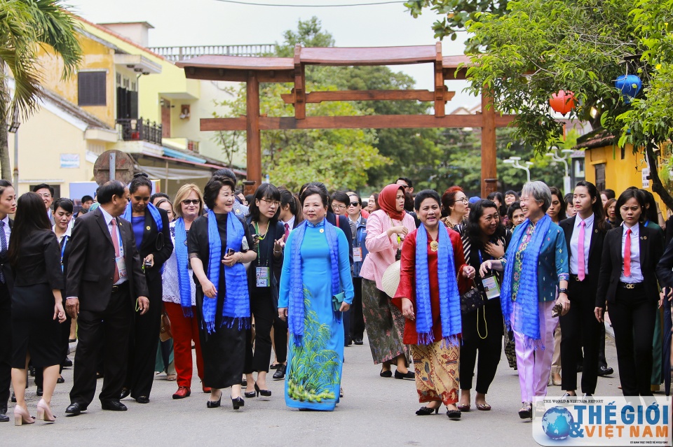 phu nhan cac lanh dao cap cao apec tham quan hoi an