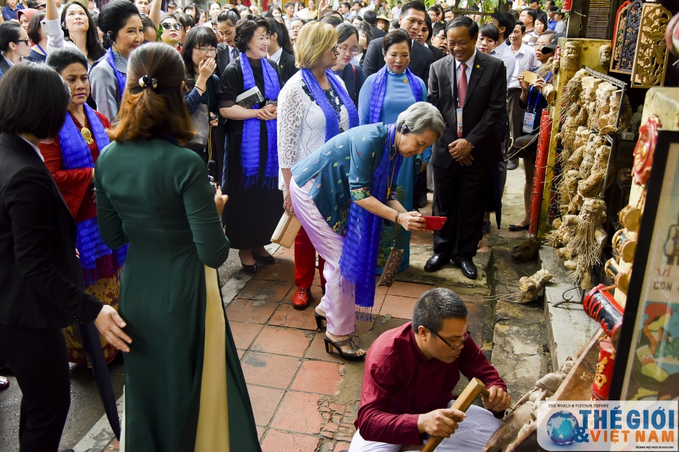 phu nhan cac lanh dao cap cao apec tham quan hoi an