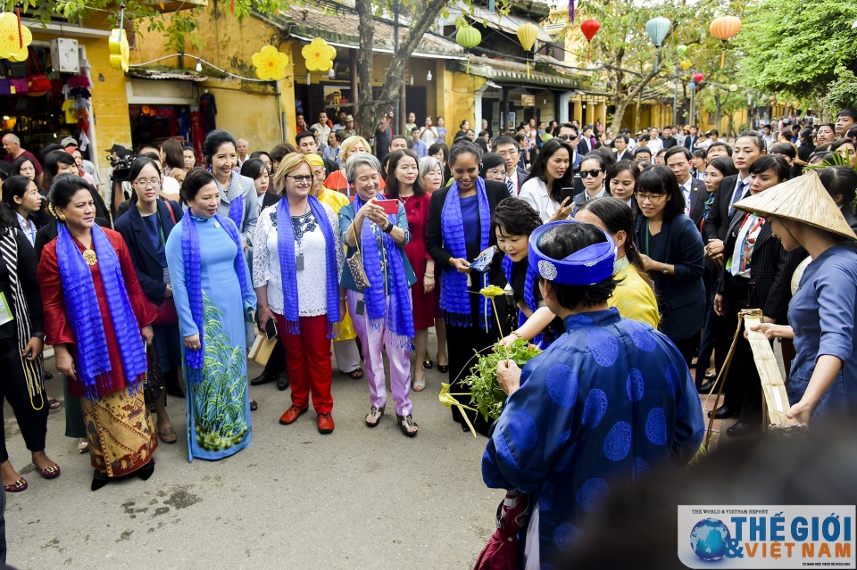 phu nhan cac lanh dao cap cao apec tham quan hoi an