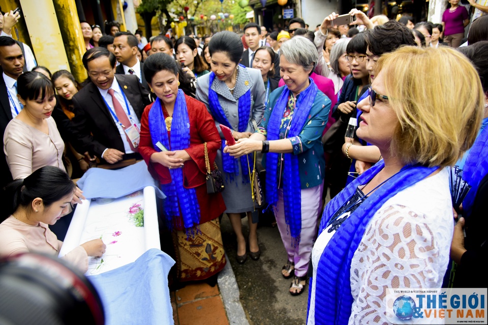 phu nhan cac lanh dao cap cao apec tham quan hoi an