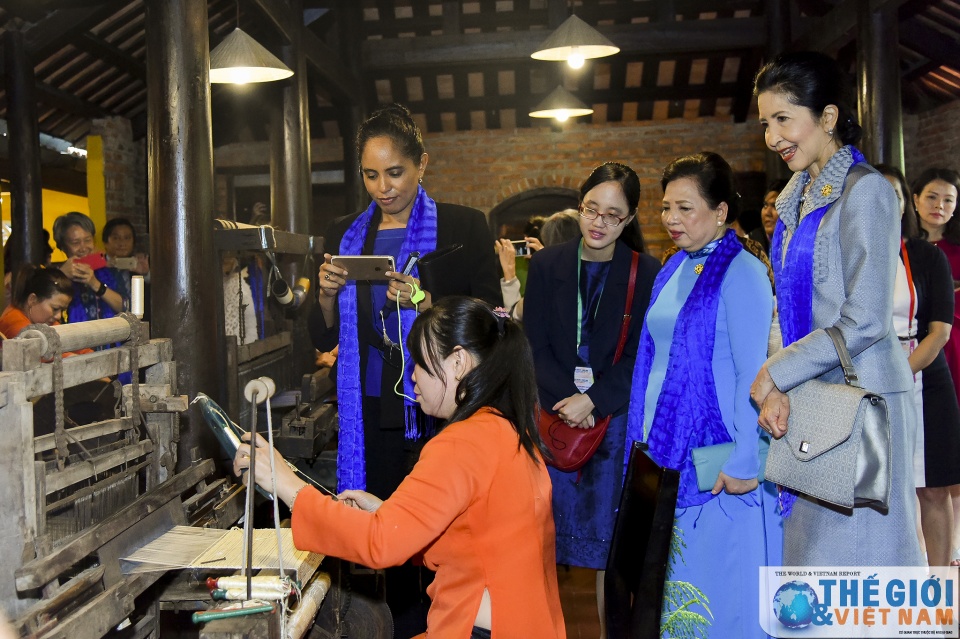 phu nhan cac truong doan lanh dao cap cao tham quan lang lua 400 tuoi