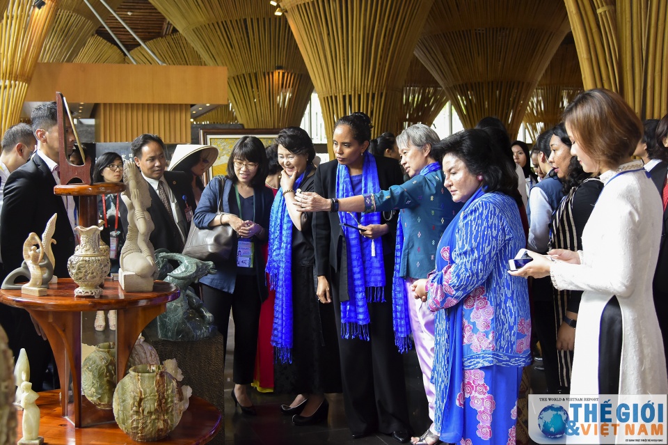 phu nhan cac truong doan lanh dao cap cao tham quan lang lua 400 tuoi