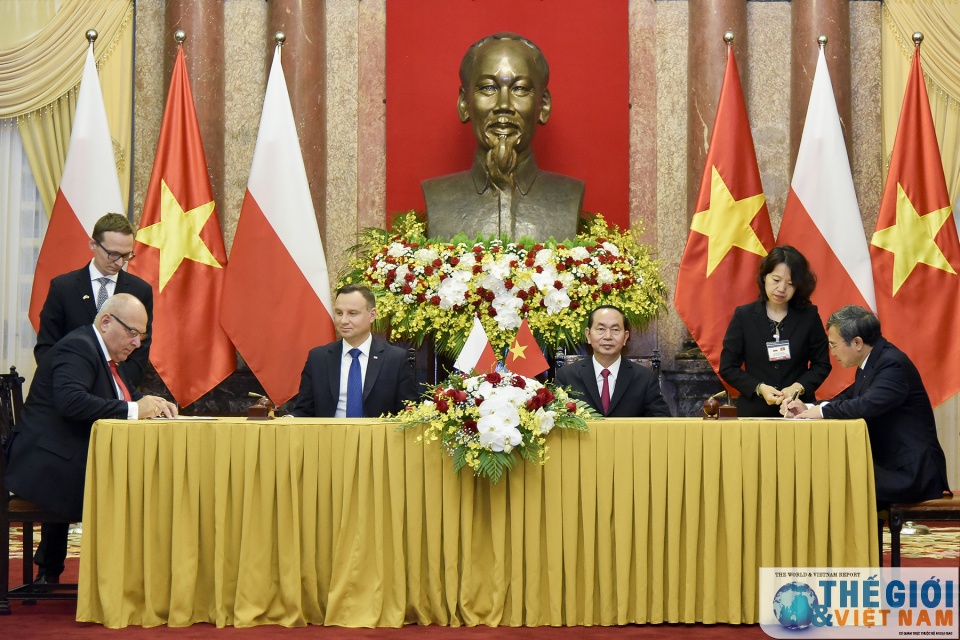 le don chinh thuc tong thong ba lan tai phu chu tich