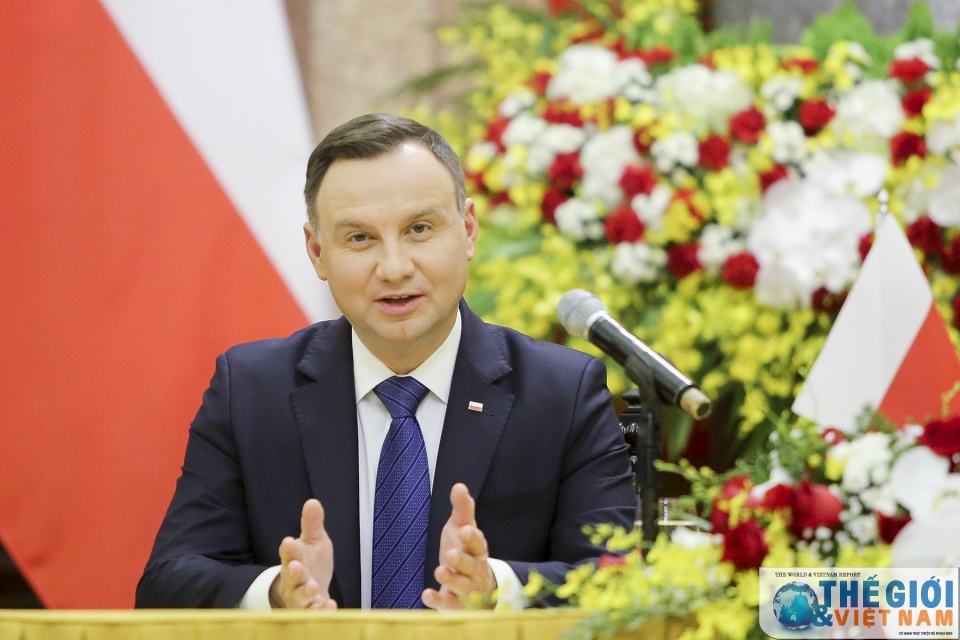 le don chinh thuc tong thong ba lan tai phu chu tich