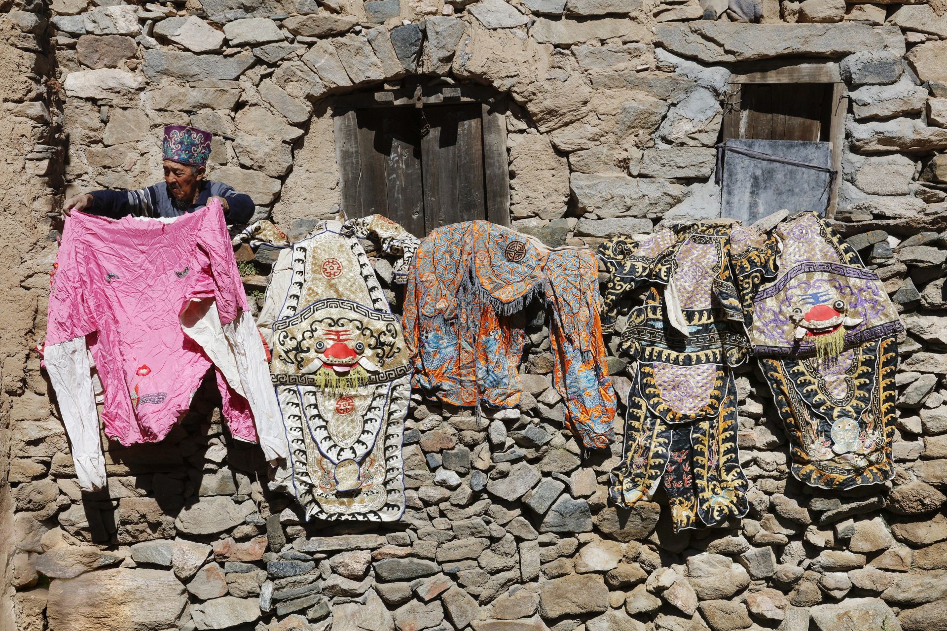 ngoi lang co hon 1200 tuoi o trung quoc chi co 13 nguoi song