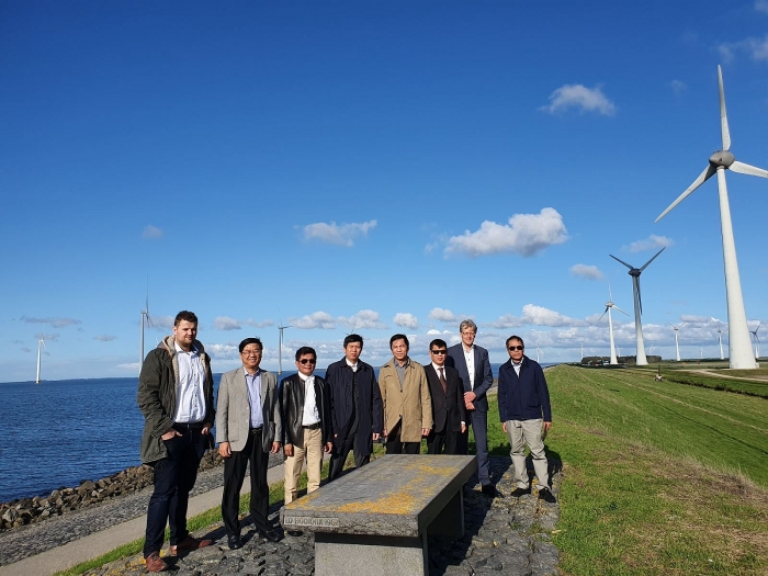 lanh dao va doanh nghiep tinh quang tri tham va lam viec tai ha lan