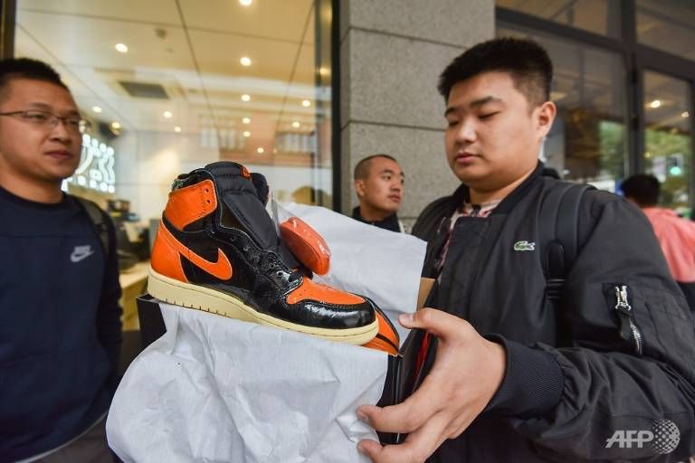 con sot kinh doanh giay sneaker sieu dat bung no tai trung quoc