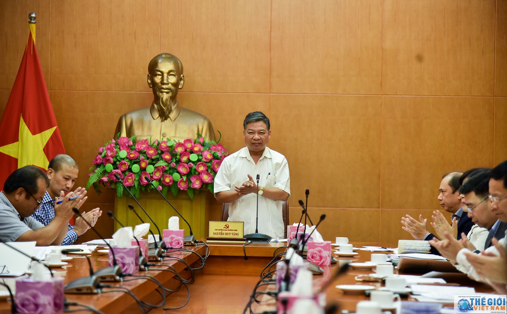 doan truong cac co quan dai dien viet nam o nuoc ngoai lam viec voi lanh dao ban doi ngoai trung uong