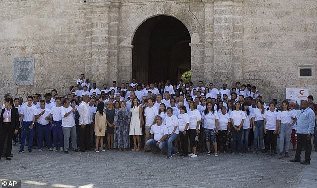 nha vua tay ban nha lan dau tien tham cuba sau 500 nam