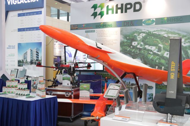 ben trong sieu may bay khong nguoi lai hru 150 co gi