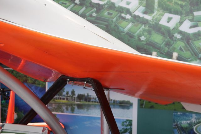 ben trong sieu may bay khong nguoi lai hru 150 co gi