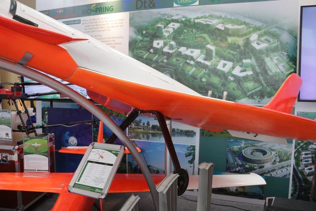 ben trong sieu may bay khong nguoi lai hru 150 co gi