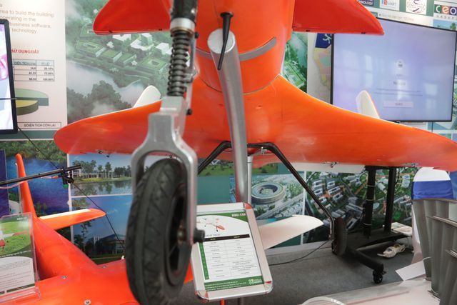 ben trong sieu may bay khong nguoi lai hru 150 co gi