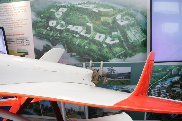 ben trong sieu may bay khong nguoi lai hru 150 co gi