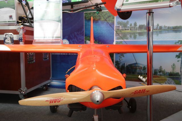 ben trong sieu may bay khong nguoi lai hru 150 co gi