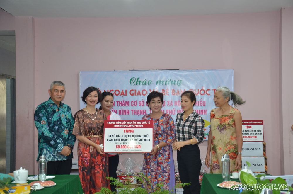 nhung hinh anh cac dien dien co quan ngoai giao nuoc ngoai tu thien tai ben tre