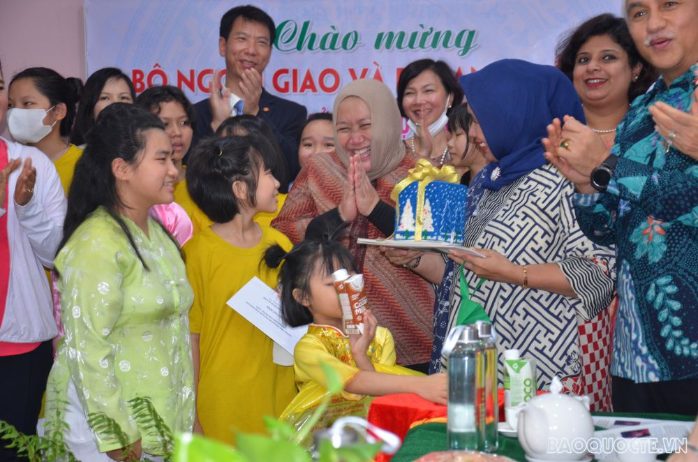 nhung hinh anh cac dien dien co quan ngoai giao nuoc ngoai tu thien tai ben tre