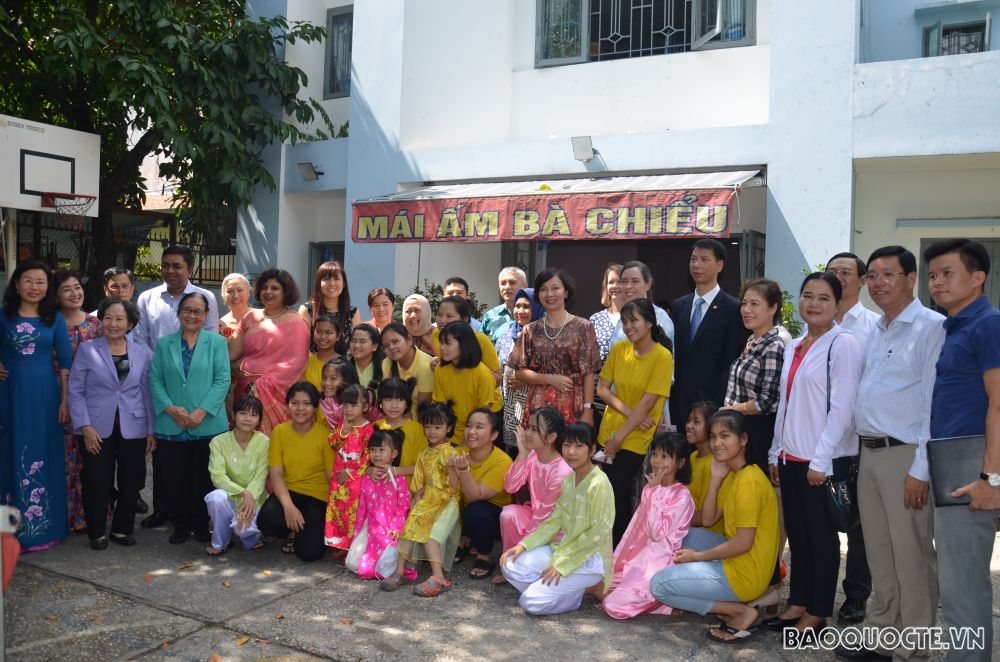 nhung hinh anh cac dien dien co quan ngoai giao nuoc ngoai tu thien tai ben tre