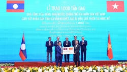 Việt Nam trao viện trợ 1.000 tấn gạo giúp Lào khắc phục hậu quả do hậu quả thiên tai