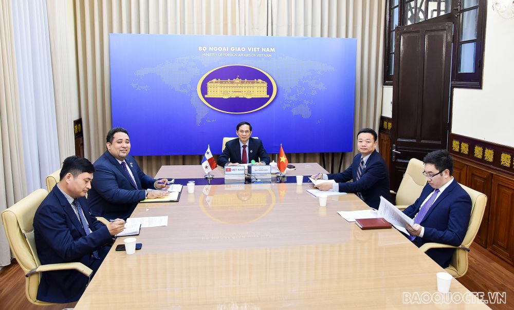 Thứ trưởng Thường trực Bùi Thanh Sơn hội đàm trực tuyến với Thứ trưởng Ngoại giao Panama Federico Alfaro Boyd