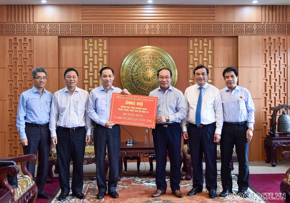 Cộng đồng người Việt Nam ở nước ngoài khuyên góp 300 triệu đồng và 4800 bột túi lọc nước cho bà con tỉnh Quảng Nam