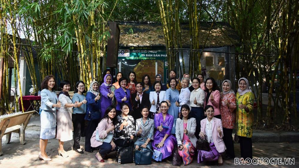 nhom awch trao qua tu thien trai nghiem gom vai vun ghep tranh lam vi tai vun art