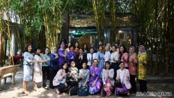 Nhóm AWCH trao quà từ thiện, trải nghiệm gom vải vụn, ghép tranh làm ví tại Vụn Art