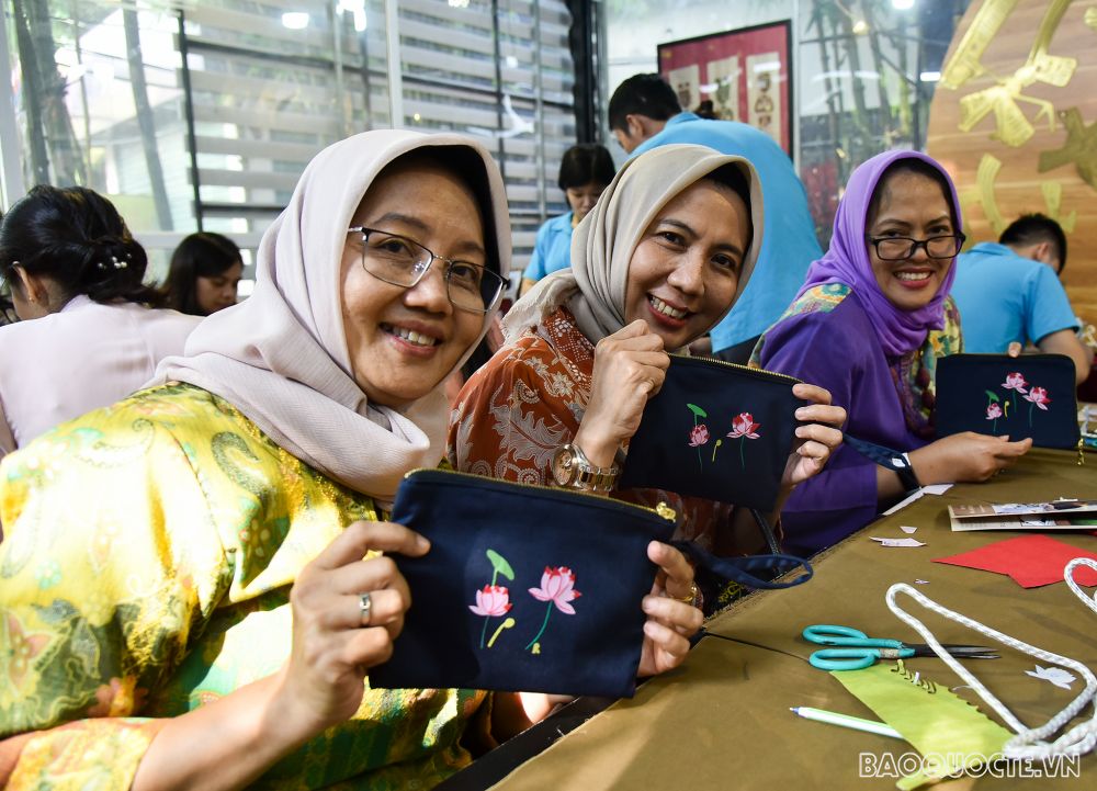 Nhóm AWCH trải nghiệm gom vải vụn, ghép tranh làm ví