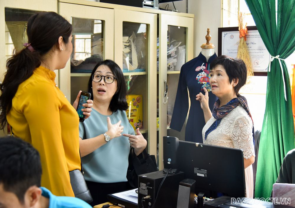 Nhóm AWCH trải nghiệm gom vải vụn, ghép tranh làm ví