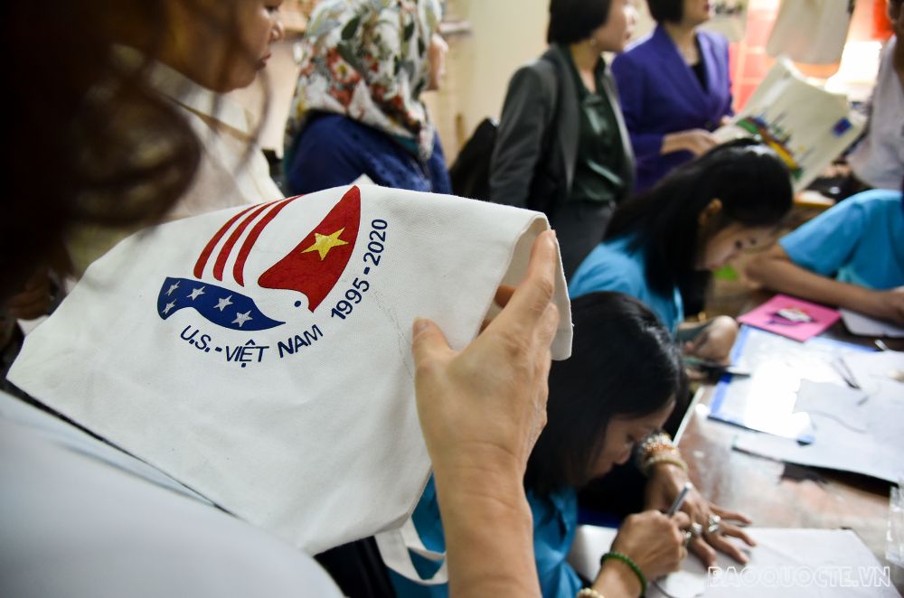 Nhóm AWCH trải nghiệm gom vải vụn, ghép tranh làm ví