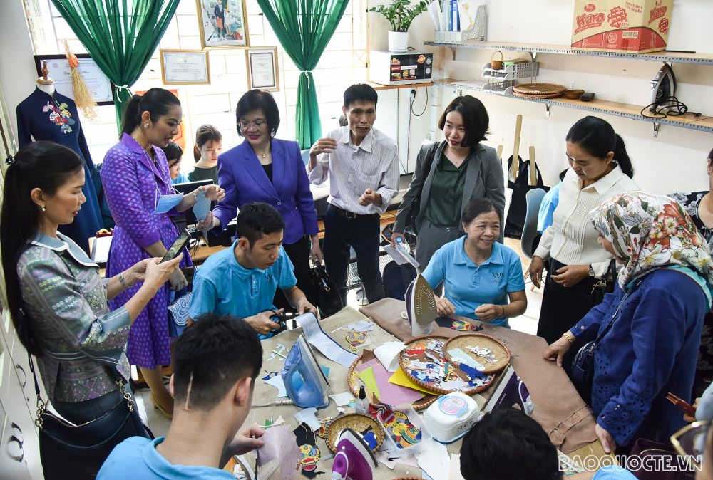 Nhóm AWCH trải nghiệm gom vải vụn, ghép tranh làm ví