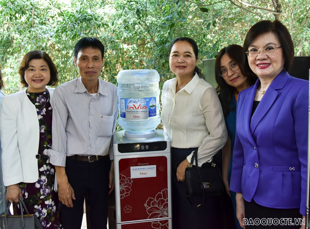 Nhóm AWCH trải nghiệm gom vải vụn, ghép tranh làm ví