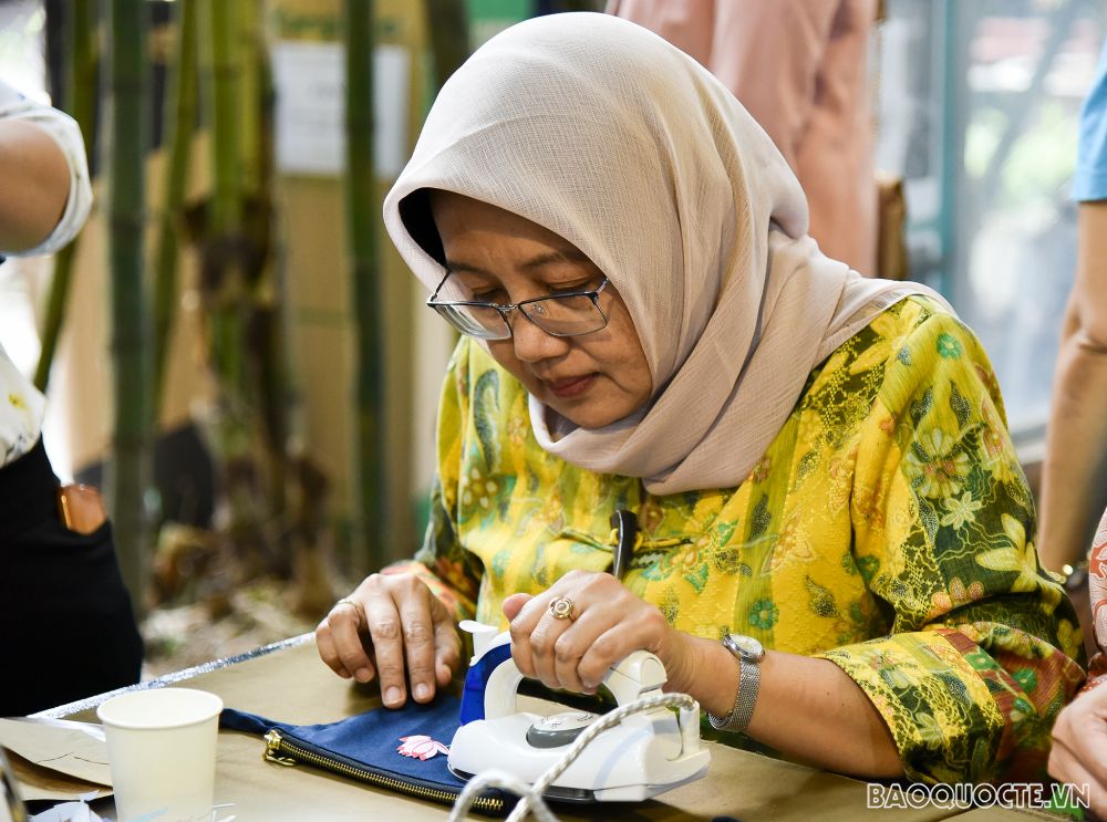 Nhóm AWCH trải nghiệm gom vải vụn, ghép tranh làm ví