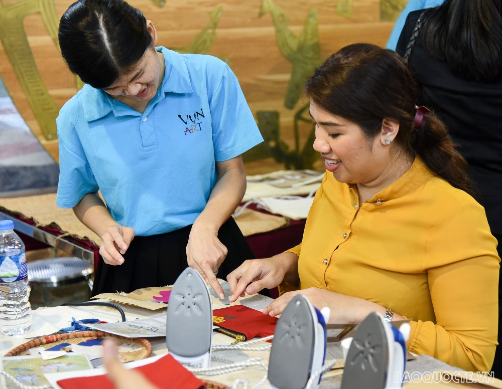 Nhóm AWCH trải nghiệm gom vải vụn, ghép tranh làm ví