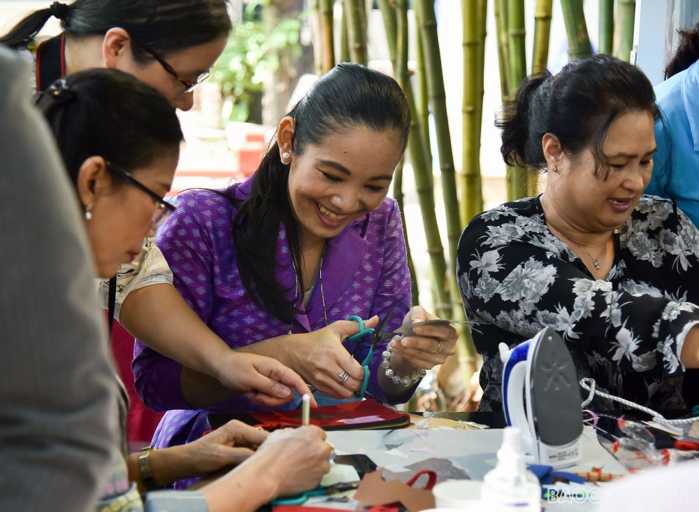 Nhóm AWCH trải nghiệm gom vải vụn, ghép tranh làm ví