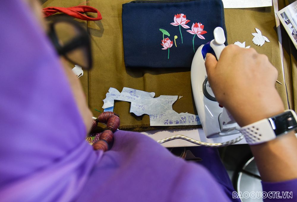 Nhóm AWCH trải nghiệm gom vải vụn, ghép tranh làm ví