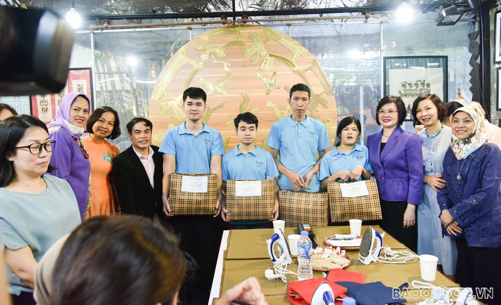 Nhóm AWCH trải nghiệm gom vải vụn, ghép tranh làm ví