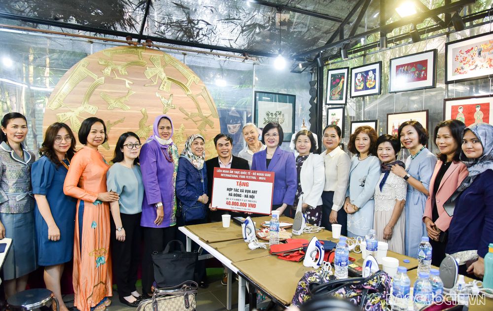 Nhóm AWCH trải nghiệm gom vải vụn, ghép tranh làm ví