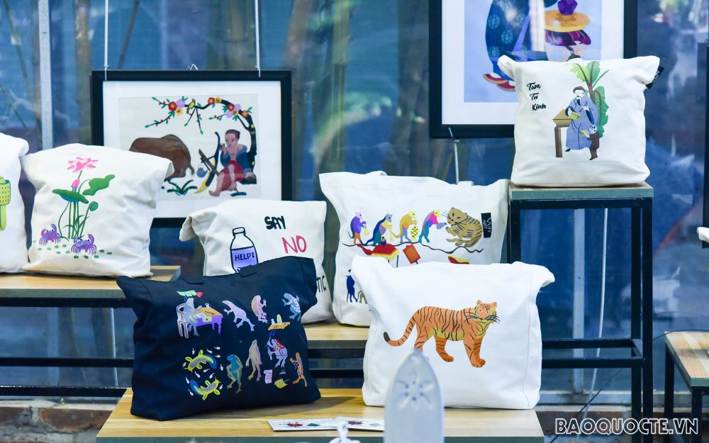 Nhóm AWCH trải nghiệm gom vải vụn, ghép tranh làm ví