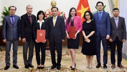 Thứ trưởng Ngoại giao Lê Hoài Trung trao quyết định phân công và điều động 2 cán bộ cấp Vụ