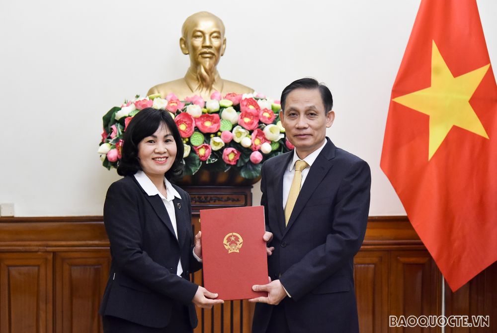 Thứ trưởng Ngoại giao Lê Hoài Trung trao quyết định phân công và điều động 2 cán bộ cấp Vụ
