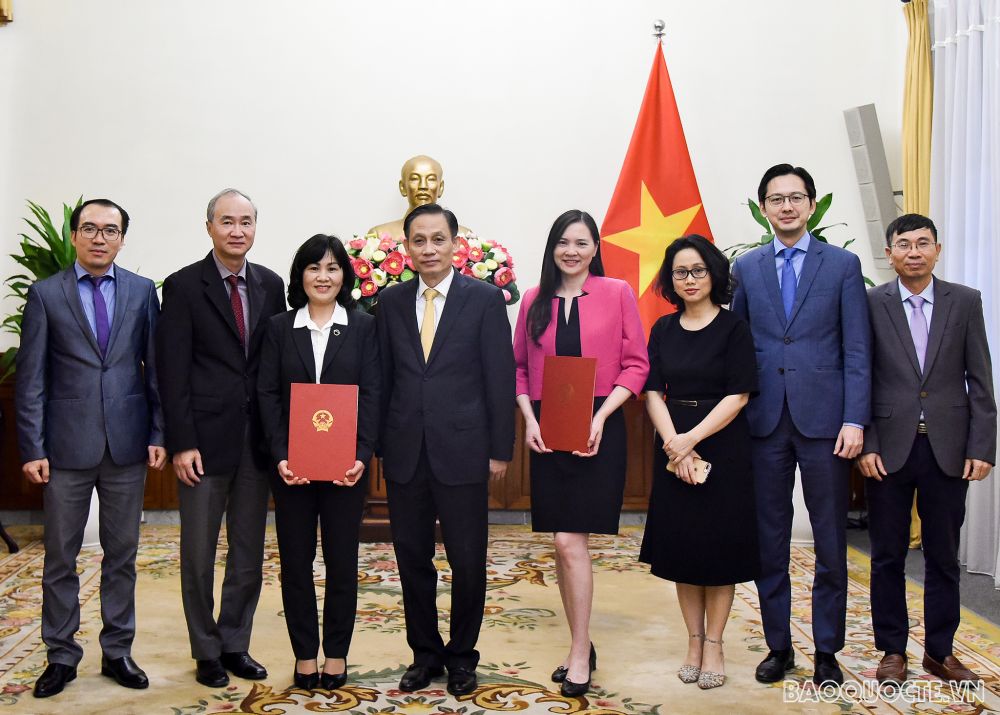 Thứ trưởng Ngoại giao Lê Hoài Trung trao quyết định phân công và điều động 2 cán bộ cấp Vụ