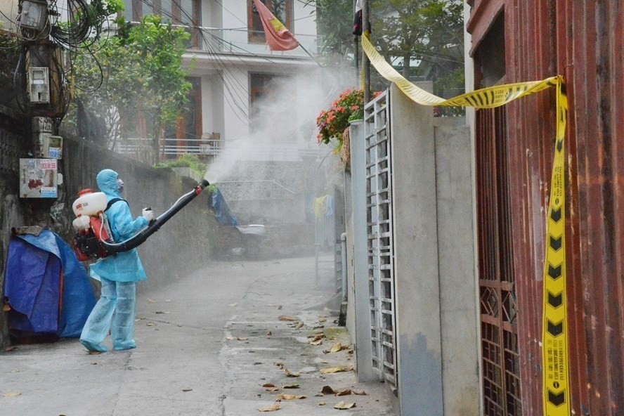 Lực lượng y tế phun thuốc khử trùng tại Quảng Ninh. (Nguồn: Lao động) Lực lượng y tế phun thuốc khử trùng tại Quảng Ninh. (Nguồn: Lao động)