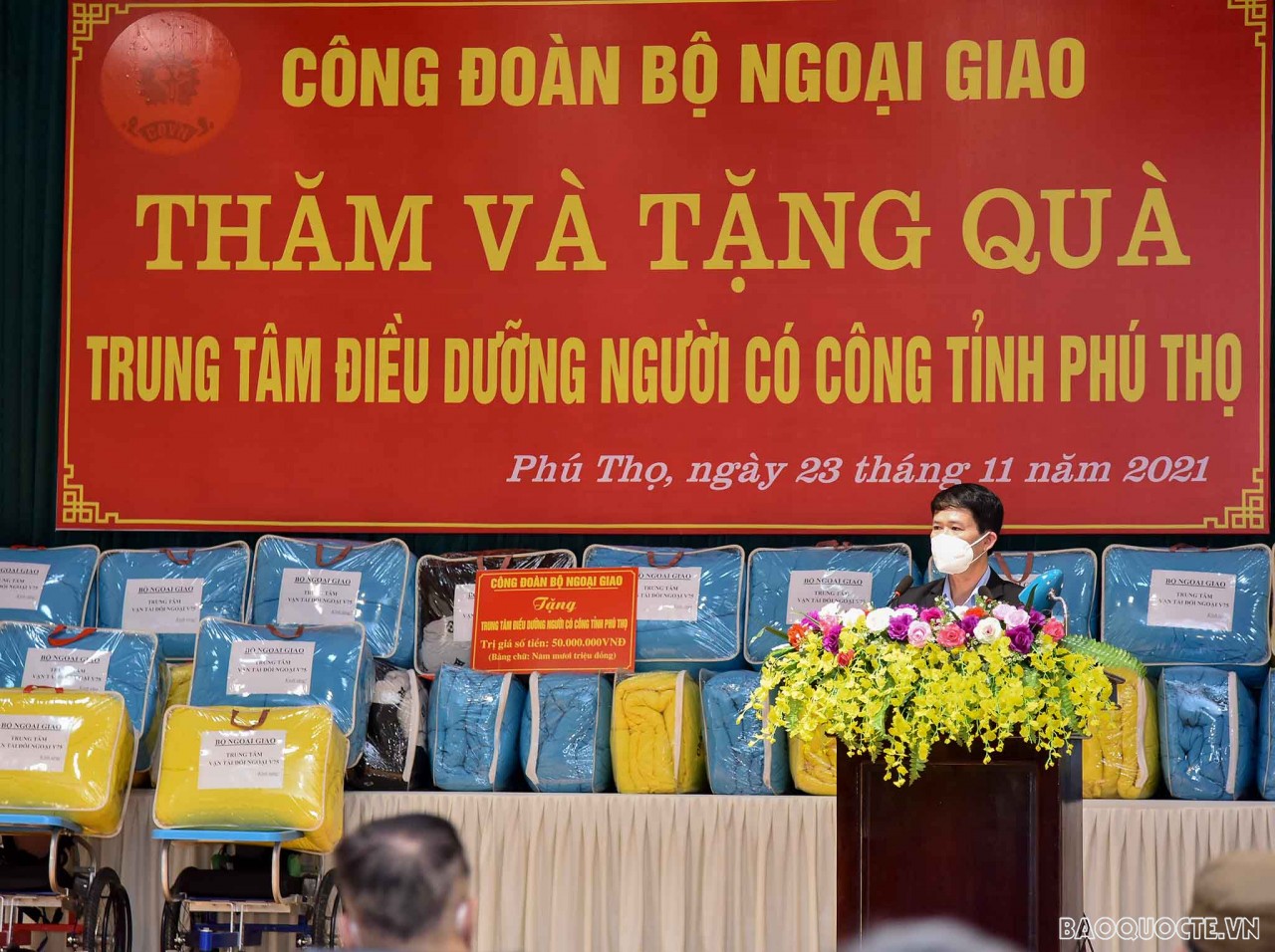 Bộ Ngoại giao trao quà cho các thương, bệnh binh tại tỉnh Phú Thọ Bộ Ngoại giao trao quà cho các thương, bệnh binh tại tỉnh Phú Thọ