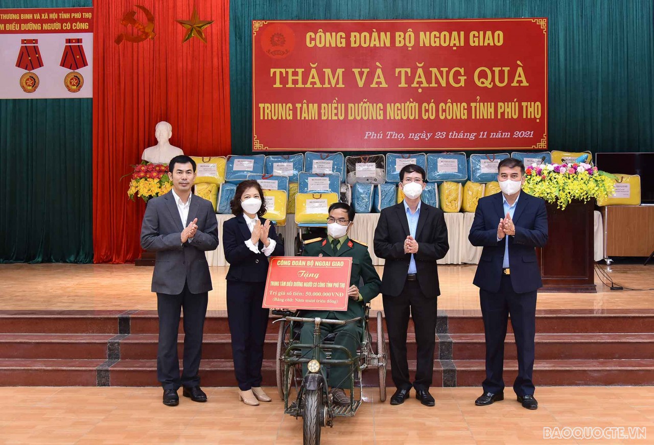Bộ Ngoại giao trao quà cho các thương, bệnh binh tại tỉnh Phú Thọ Bộ Ngoại giao trao quà cho các thương, bệnh binh tại tỉnh Phú Thọ