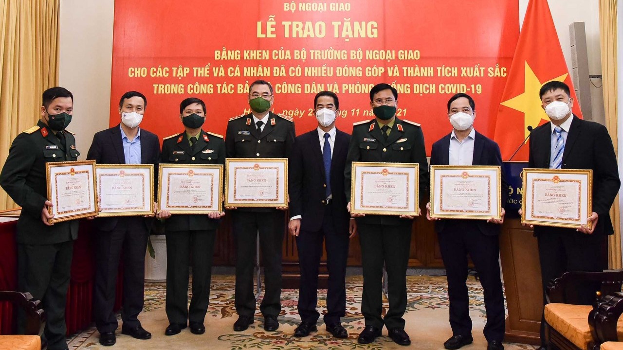trao bang khen cua bo truong ngoai giao ve cong tac bao ho cong dan va phong chong dich covid 19