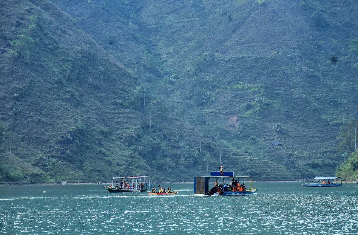 Ngắm nhìn những tuyệt tác thiên nhiên bên dòng sông Nho Quế