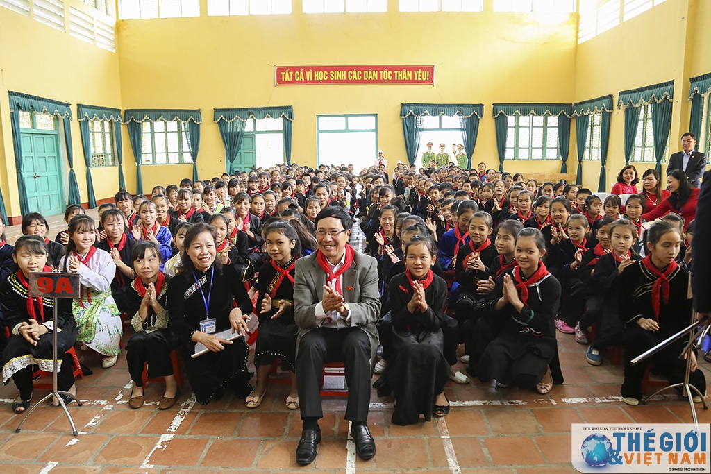 pho thu tuong pham binh minh tang qua cho hoc sinh tinh thai nguyen